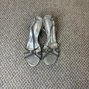 Stunning 90s vintage y2k silver metallic sparkly strappy slip-on kitten heels